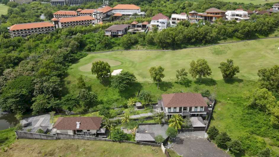 Luxury Vila View Lapangan Golf Dan Danau Terdiri Dari 2 Bangunan Utama